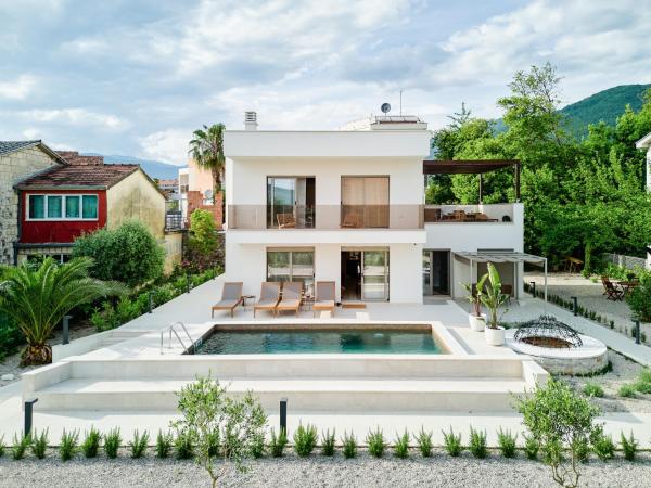 A la foto es mostra l'objecte Villa A Cappella situat a la ciutat de Tivat.