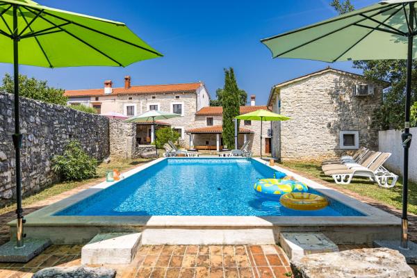 A la foto es mostra l'objecte Villa Barbara - Orihi situat a la ciutat de Barban.