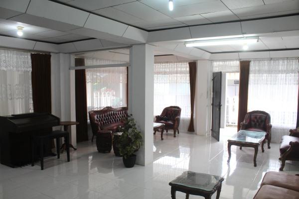 The photo shows the Rumah Mama Homestay Syariah located in the city of Bukittinggi.