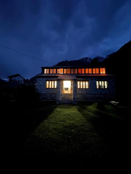 En la foto se muestra el objeto The Walnut Tree Lodge, Naltar ubicado en la ciudad de Jugut.