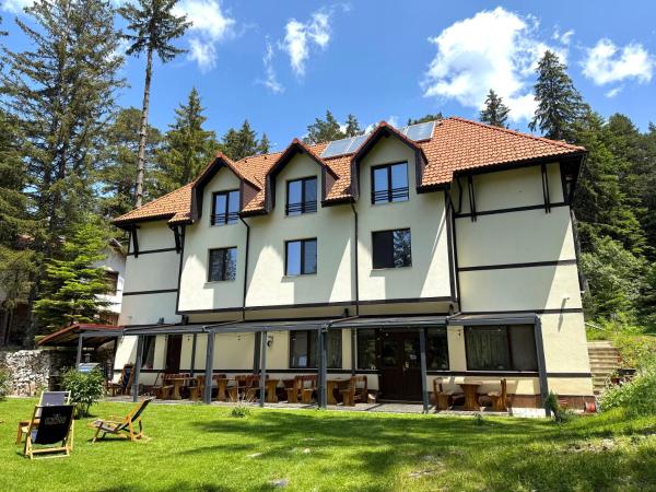 The photo shows the Berghof Eva - Hotel located in the city of Panichishte.
