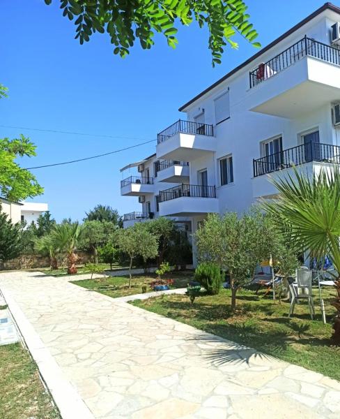 A la foto es mostra l'objecte Villa Gozhina situat a la ciutat de Durrës.