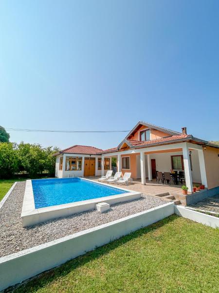 A la foto es mostra l'objecte Villa Sama situat a la ciutat de Mostar.