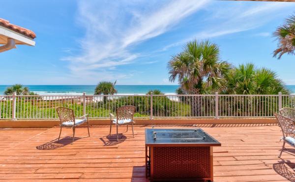 Na fotografii je vidět objekt Direct Oceanfront Massive Home with Private Beach Walkway nacházející se ve městě Daytona Beach.
