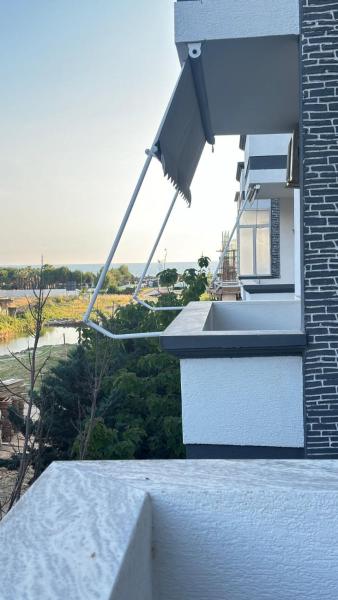 På billedet ses objektet Lalezi Bay Apartments beliggende i byen Bizë.