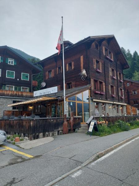写真にはBiel市にあるGasthaus Tschiffraが写っています。