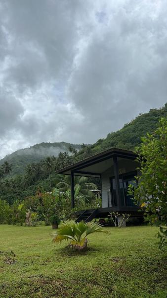 写真にはTeahupoo市にあるTeahupo'o Swell Lodge Bungalowが写っています。