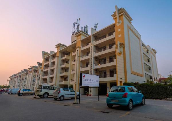 Na zdjęciu widoczny jest obiekt Rosewood Apartment Hotel Pantnagar położony w mieście Rāmpura.