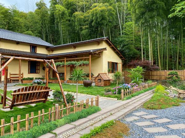 Na foto é possível ver o objeto Zhejiang Anji Xiaoshe B&B Near Zhejiang North Grand Canyon Deep Creek Canyon Rafting Jiangjunguan Rafting Wind Paragliding Zhangli Ancient Road Longwangshan Scenic Area localizado na cidade de Hengbo.