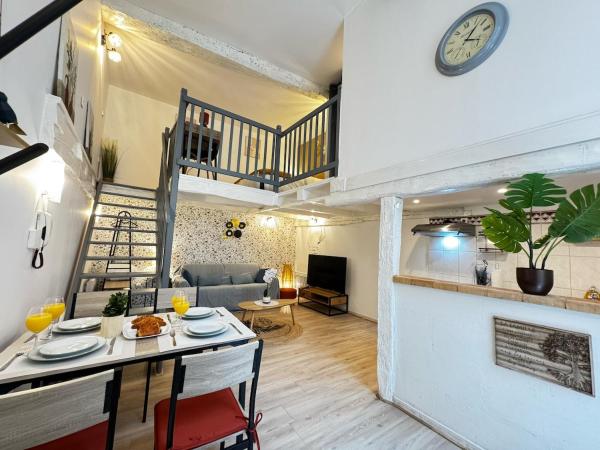 På billedet ses objektet Beautiful Duplex Studio in the heart of Libourne beliggende i byen Libourne.