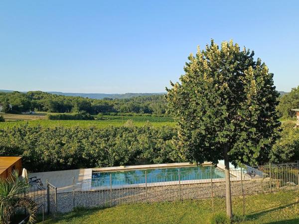 A la foto es mostra l'objecte Gite au calme, sur domaine vinicole avec piscine chauffée partagée idéal rando et vélo situat a la ciutat de Mormoiron.