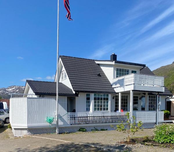 På billedet ses objektet Stort hus med garasje, 3 soverom beliggende i byen Svolvær.