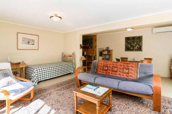 The photo shows the Paradise Valley Getaway - Farm Cottage with Stream located in the city of Tarukenga.