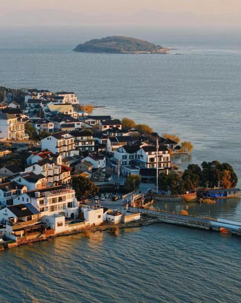 Na zdjęciu widoczny jest obiekt And stop at Taihu Lake Scenic Area położony w mieście Tangli.