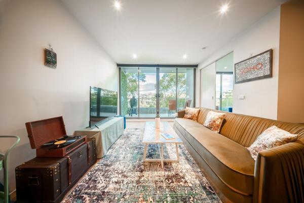 Modern Designer Retreat With Water Views - Williamstown