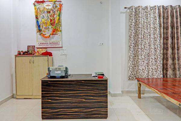 Na fotografii je vidět objekt Hotel O Shri Krishna Banquet Hall nacházející se ve městě Manwān.