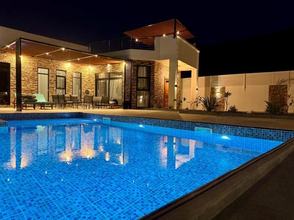 Na zdjęciu widoczny jest obiekt Sifah Breeze położony w mieście Quryāt.