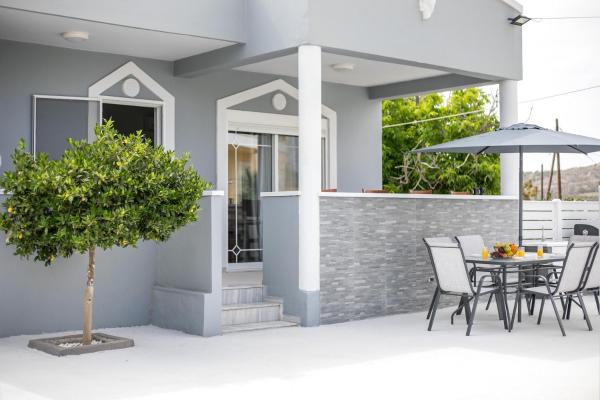 The photo shows the Casa Platoni located in the city of Arnítha.