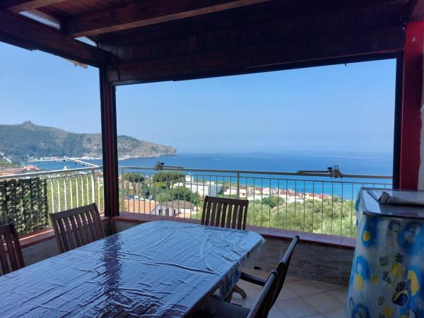 På billedet ses objektet La Veduta - Casa Vacanze vista mare con giardino beliggende i byen Palinuro.
