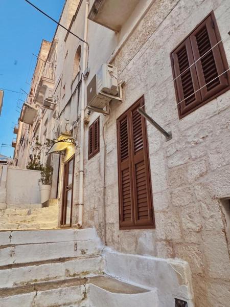 A la foto es mostra l'objecte Denise's White House situat a la ciutat de Ostuni.