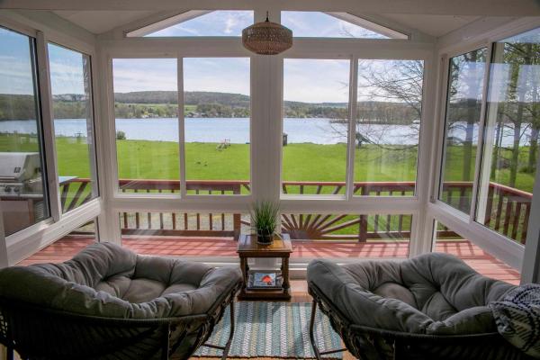 A la foto es mostra l'objecte Green Acre on Lamoka Lake situat a la ciutat de Hammondsport.