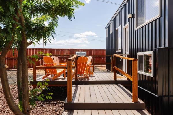 Na fotografii je vidět objekt NEW Stunning Tiny Home w private deck firepit BBQ nacházející se ve městě Apple Valley.