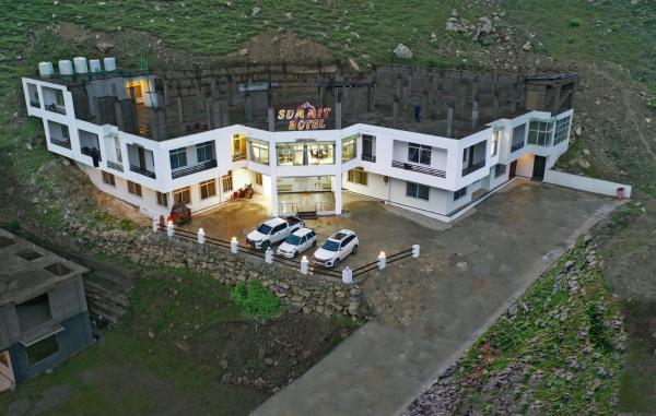 写真にはナラン市にあるSummit Hotel Naranが写っています。