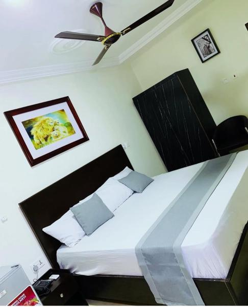 På billedet ses objektet 105 Inn beliggende i byen Ashalaja.