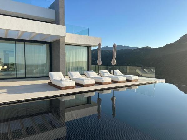 Nella foto è visibile l'oggetto Villa Infinity con Spa y Vistas Panorámicas al Mar y Montaña situato nella città di Benahavís.