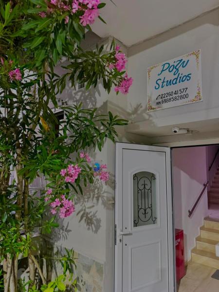 La photo montre l'objet Rozy Studios situé dans la ville de Goúvai.