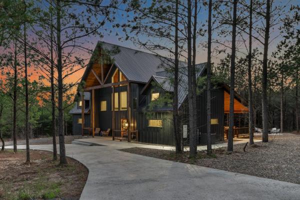 Na zdjęciu widoczny jest obiekt NEW Modern Cabin - Hot Tub & Fire Pit - Sleeps 6 położony w mieście Mount Herman.