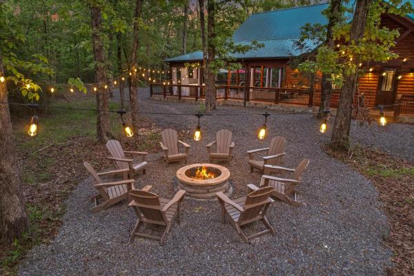På bildet vises objektet NEW Creekside Cabin with Spa Firepit & Games som ligger i byen Broken Bow.
