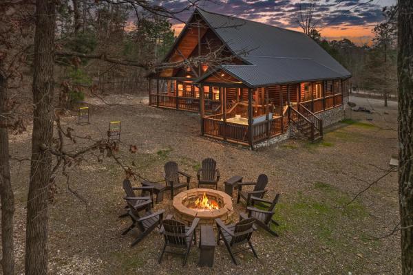 På bildet vises objektet NEW Prime Cabin Hot Tub-Firepit-Safari Sleeps 8 som ligger i byen Broken Bow.