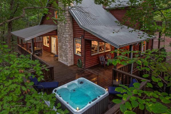 På bildet vises objektet NEW Forest Sanctuary with Hot Tub Firepit & Creek som ligger i byen Broken Bow.