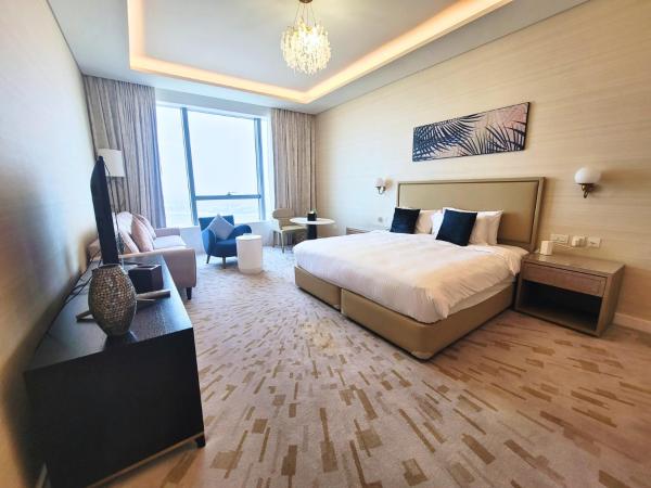 Na zdjęciu widoczny jest obiekt The Palm Tower - Palm Jumeriah położony w mieście Dubaj.