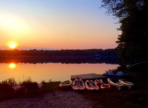 A la foto es mostra l'objecte Swept Away in Arrowhead Lake situat a la ciutat de Arrowhead Lake.