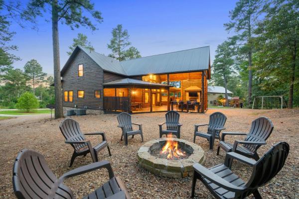 På bildet vises objektet NEW Family Cabin with Hot Tub Fire Pit & Games som ligger i byen Broken Bow.