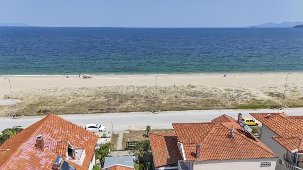 写真にはネアブラスナ市にあるMitro Seaview Apartmentsが写っています。