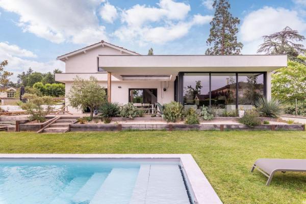 The photo shows the Farniente - Newly refurbished house with swimming pool located in the city of Écully.