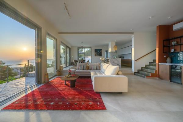 På billedet ses objektet Newly Renovated Villa with Panoramic Sea Views beliggende i byen Pefkali.