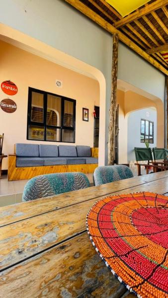 Na fotografii je vidět objekt Safari Roots Hostel nacházející se ve městě Arusha.