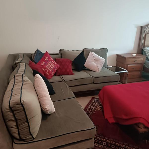 A la foto es mostra l'objecte Modern 1BR with Shared Kitchen & Lounge situat a la ciutat de Lahore.