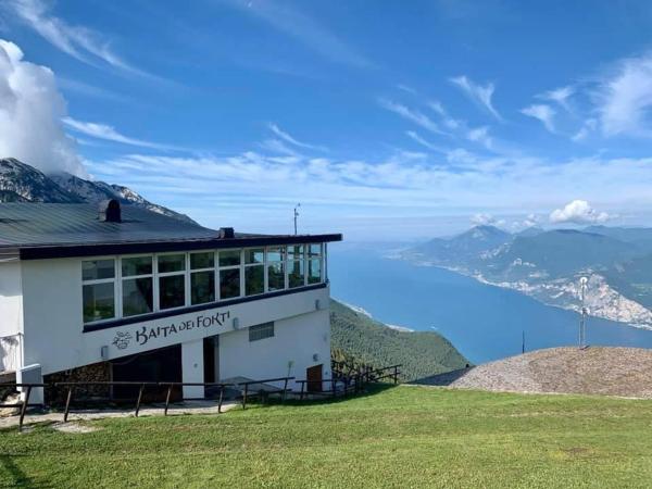 The photo shows the Locanda Baita dei Forti located in the city of Malcesine.