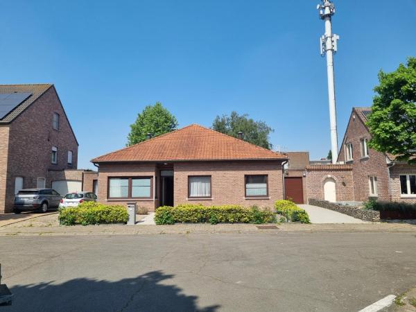 The photo shows the Beautiful 4 bedroom Villa close to Antwerp located in the city of Burcht.
