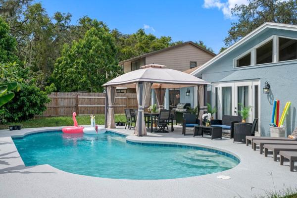 Luxury 5 Bdrm Home - Stunning Pool - Huge Backyard - Tampa, FL