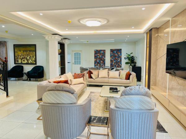 A la foto es mostra l'objecte Julians Apartment situat a la ciutat de Ikeja.