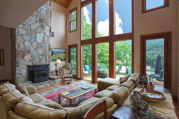 Na fotografii je vidět objekt Stowe Mountain Chalet nacházející se ve městě West Halifax.