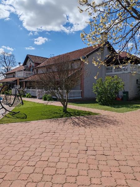Auf dem Foto ist das Objekt Oaza Vila Zmajevo in der Stadt Ravno Selo zu sehen.