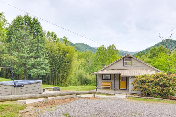 A la foto es mostra l'objecte Private Hot Tub Cottage Near Hikes and Pigeon River situat a la ciutat de Canton.