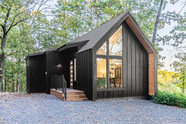 På bildet vises objektet The Ash - Private Cabin with Hot Tub Oasis for Two in the Pines som ligger i byen Broken Bow.